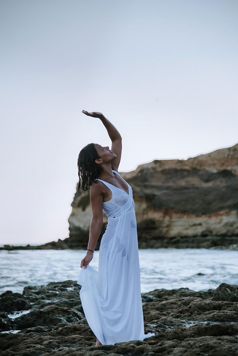 Liliana de Oliveira Carvalho im weissen Kleid am Meer