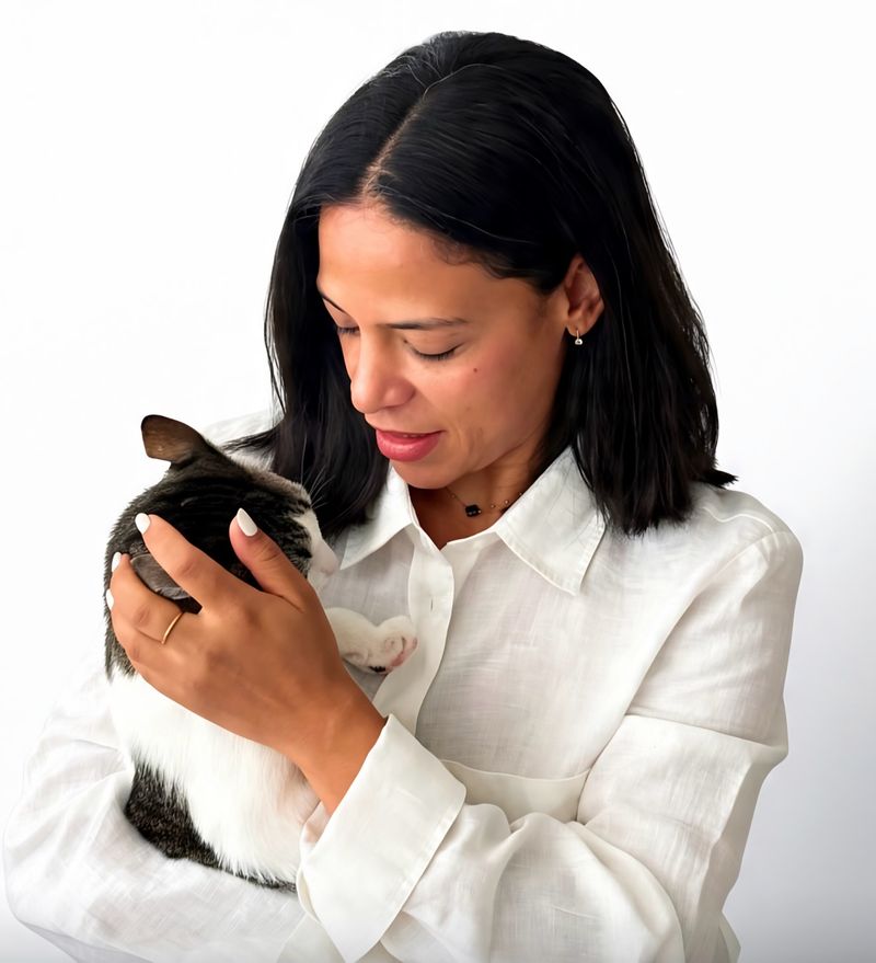 Liliana de Oliveira Carvalho mit einer Katze im Arm