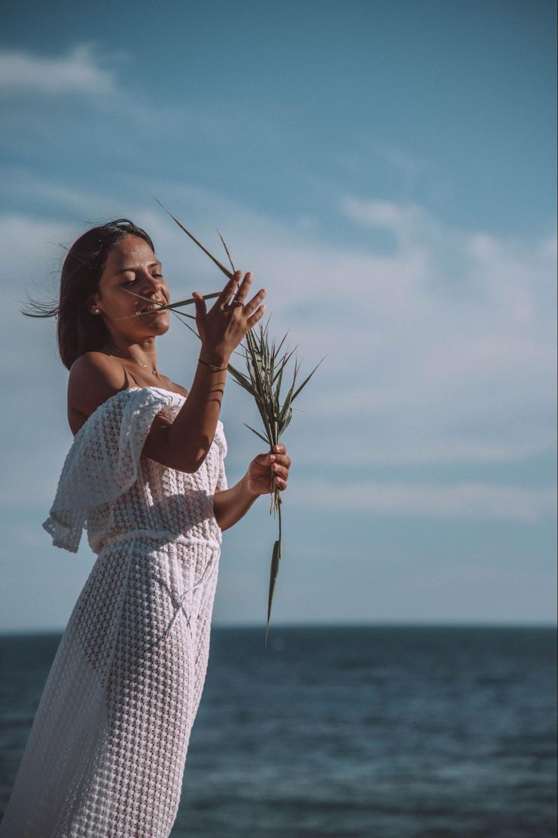 Liliana de Oliveira Carvalho am Meer